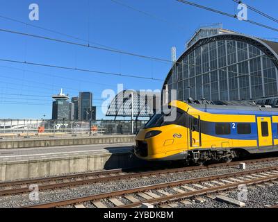 Amsterdam, Paesi Bassi. 5 ottobre 2024. Un treno olandese in una delle piattaforme della stazione centrale di Amsterdam. Foto di alta qualità Foto Stock