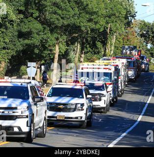 Hauppauge, New York, USA - 5 ottobre 2024: Veicoli di emergenza che guidano insieme in unità durante una parata locale di ritorno. Foto Stock