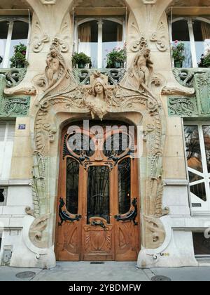 Porta a 29 Avenue Rapp Parigi Francia (1901), architetto: Jules Lavirotte, sculture porta: Jean-Baptiste Larrivé Foto Stock