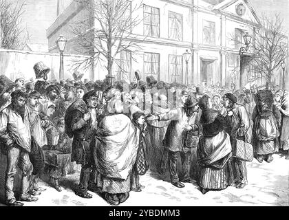 In attesa di coca presso la fabbrica di gas, Barri&#xe8;re d'Italie, Parigi, (schizzo per posta in palloncino), 1871. La guerra franco-prussiana. "...la voglia di carburante ora sperimentata in città, è quasi altrettanto grave una privazione, in inverno, come quella del cibo adeguato. Un deposito di coke ancora esistente nei locali della compagnia del gas, presso le Barriere d'ltalie, viene periodicamente distribuito in piccole razioni, per ordine del governo, alle classi più povere del popolo. Uomini, donne e bambini, che si riuniscono in gran numero all'ora presto del mattino, con i loro cesti, borse o scuttole, tutto troppo grande per gli snelli Foto Stock