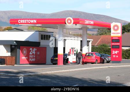 Stazione di servizio self-service indipendente a Creetown, Scozia, con pagamento 24 ore presso gli impianti di pompaggio - foto ottobre 2024 Foto Stock