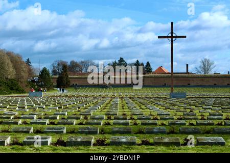 Terezin, Repubblica Ceca - gennaio 31 2016: Cimitero commemorativo dell'Olocausto con Croce e Stella di David al campo di concentramento di Terezín Foto Stock