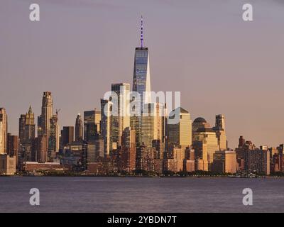 New York, NY, USA - 17 ottobre 2024: Tramonto su Lower Manhattan il 17 ottobre 2024 a New York City, New York, Stati Uniti. Foto Stock