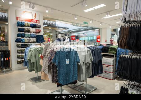 Elmina Lakeside Mall - 23 ottobre 2024: Moderna boutique vuota piena di abbigliamento formale, negozio al dettaglio con abiti alla moda su appendiabiti e scaffali Foto Stock