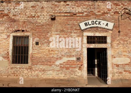 Terezin, Repubblica Ceca - gennaio 31 2016: Campo di concentramento blocco A: Vista esterna di una baracca di mattoni rossi usurata con finestre sbarrate e ingresso cancello, Foto Stock