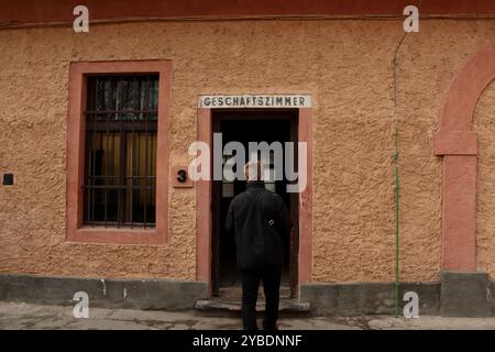 Terezin, Repubblica Ceca - gennaio 31 2016: Uomo che entra a "Geschäftszimmer" (ufficio amministrativo) nel campo di concentramento di Tezerín Foto Stock