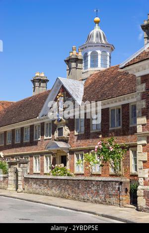 Il College of Matrons è un alloggio protetto in un Almshouse registrato nella vicina Salisbury Wiltshire Inghilterra Regno Unito Europa Foto Stock