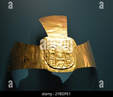 Archeologia del Sud America al Museo di Belle Arti di Houston. Decorazioni della testa d'oro della cultura Chimu Foto Stock