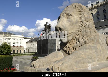 Leone reclinabile e statua equestre del principe Jozef Poniatowski, Palazzo Presidenziale, Varsavia, Polonia, 2013. Scultura del XIX secolo del principe Jozef Poniatowski (1763-1813) di Bertel Thorvaldsen, di fronte al palazzo presidenziale progettato da Chrystian Piotr Aigner. Dopo la seconda guerra mondiale, il palazzo fu completamente ricostruito. Foto Stock