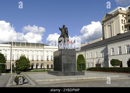 Statua equestre del principe Jozef Poniatowski, Palazzo Presidenziale, Varsavia, Polonia, 2013. Scultura del XIX secolo del principe Jozef Poniatowski (1763-1813) di Bertel Thorvaldsen, di fronte al palazzo presidenziale progettato da Chrystian Piotr Aigner. Dopo la seconda guerra mondiale, il palazzo fu completamente ricostruito. Foto Stock