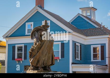 Salem, Massachusetts, Stati Uniti - 17 ottobre 2024: Iconica statua della strega a Salem, Massachusetts durante la stagione di Halloween. Foto Stock