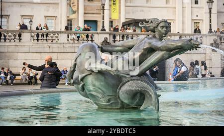Londra, Regno Unito. 18 ottobre 2024. I turisti possono scattare selfie su Trafalgar Square al caldo sole. A seguito di nebbia e nebbia precedenti, il sole e le temperature molto miti dominano per tutto il pomeriggio nel centro di Londra credito: Imageplotter/Alamy Live News Foto Stock