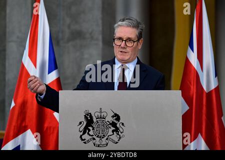 Il primo ministro Sir Keir Starmer si rivolge a una conferenza stampa presso l'ambasciata britannica a Berlino, in Germania. Data foto: Venerdì 18 ottobre 2024. Foto Stock