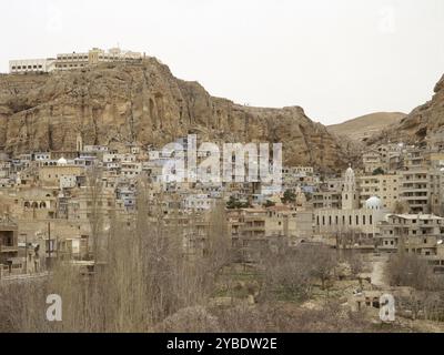 Ma&#xb4;Loula, Siria, 2001. Città costruita sul fianco aspro della montagna. Villaggio dove si parla ancora l'aramaico occidentale. Fotografia scattata prima della guerra civile siriana. Foto Stock