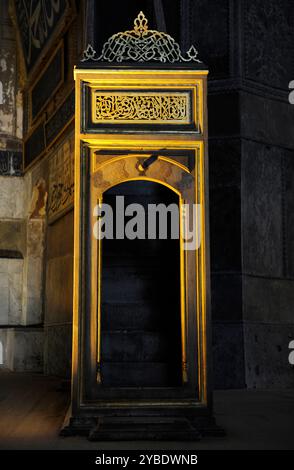 Minbar, Hagia Sophia, Istanbul, Turchia, 2013. Un minbar è un pulpito in una moschea dove l'imam si erge per offrire sermoni. Foto Stock