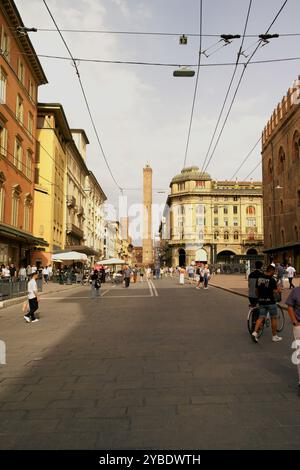 Vista distante di una torre a Bologna. 10 giugno 2024, Bologna, Emilia Romagna, Italia Foto Stock