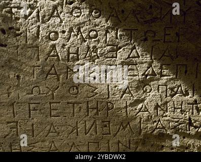 Dorian scrive sul muro di un Odeon romano, codice Gortyn, Creta, Grecia, V secolo a.C. Il codice di Gortyn (o grande) era una codificazione del diritto civile dell'antica città-stato greca di Gortyn nel sud di Creta. Foto Stock