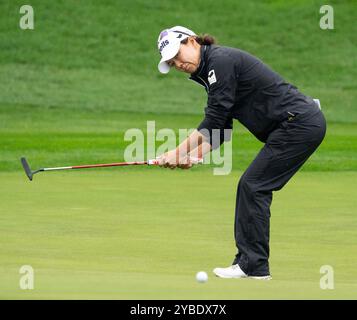 Paju, Corea del Sud. 17 ottobre 2024. Hanna Green dell'Australia, ract il suo uccellino ha sparato alla terza sala durante il loro secondo round del campionato LPGA BMW Ladies 2024 a Seowon Valley C.. C a Paju, Corea del Sud il 17 ottobre 2024. (Foto di: Lee Young-ho/Sipa USA) credito: SIPA USA/Alamy Live News Foto Stock