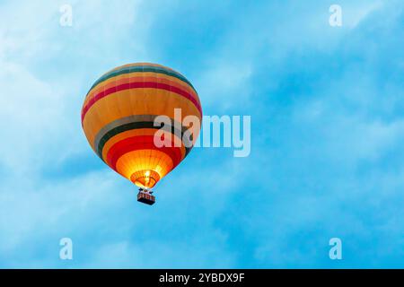 Mongolfiera turistica ariel in volo contro un cielo blu, Marai Mara, Kenya, Africa Foto Stock