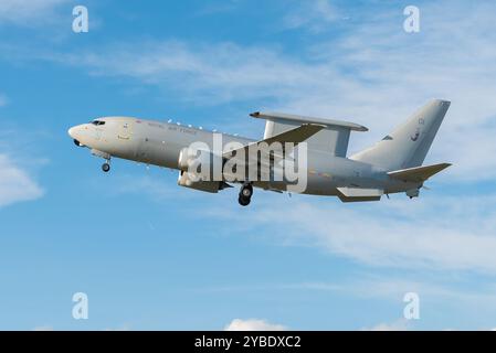 RAF Boeing e-7A Wedgetail AEW1 in partenza dall'aeroporto di Southend essendo stato dipinto nei colori della Royal Air Force. È il primo di 3 aerei AEW Foto Stock