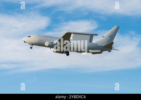 RAF Boeing e-7A Wedgetail AEW1 in partenza dall'aeroporto di Southend essendo stato dipinto nei colori della Royal Air Force. È il primo di 3 aerei AEW Foto Stock