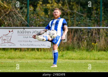 Pontardawe, Galles. 5 ottobre 2024. Alex Brayley dei Giants grave in azione durante il FAW Amateur Trophy Round Two match tra Pontardawe Town e Giants grave al Parc Ynysderw di Pontardawe, Galles, Regno Unito, il 5 ottobre 2024. Crediti: Duncan Thomas/Majestic Media. Foto Stock