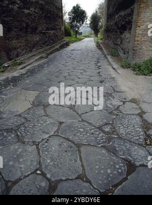 Via Domiziana (Domitiana), Cumae, Italia, 1999. Strada romana sotto l'Arco felice, costruita nel 95 d.C. dall'imperatore romano Domiziano. L'Arco felice era un ingresso monumentale alto 20 metri per l'antica città di Cumae, vicino alla moderna Napoli. Foto Stock