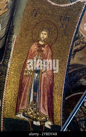 Mosaico raffigurante San Taraco di Cilicia (martire), Chiesa del Santo Salvatore a Chora, Istanbul, Turchia, stile bizantino, XIV secolo. Taraco era un ufficiale militare in pensione degli eserciti imperiali. Fu denunciato come cristiano al governatore della Cilicia (nell'Anatolia meridionale). Foto Stock