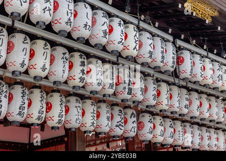 Lanterne di carta bianca calligrafia giapponese nelle file del santuario shintoista kyoto Foto Stock