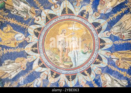 RAVENNA, ITALIA - 12 GIUGNO 2024: Il mosaico del Battistero Neoniano, in piedi accanto alla Cattedrale di Ravenna Foto Stock