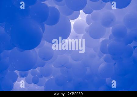 Sfondo blu con palloncini volanti - design pulito, 3D astratto banner realistico Foto Stock