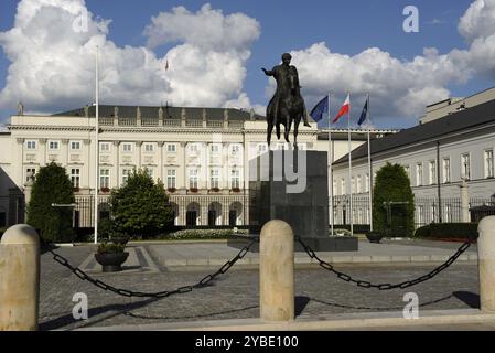 Statua equestre del principe Jozef Poniatowski (1763-1813), Palazzo Presidenziale, Varsavia, Polonia, 2013. Il Prince J&#xf3;zef Poniatowski Monument, di Bertel Thorvaldsen, fu completato nel 1832. Il Palazzo Presidenziale, in stile neoclassico, è stato progettato da Chrystian Piotr Aigner e risale al 1818. Foto Stock