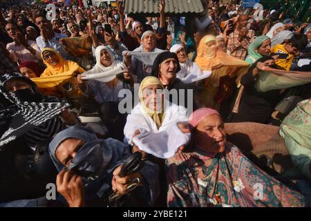 Srinagar, India. 15 ottobre 2024. Le devote musulmane del Kashmir offrono preghiere mentre un chierico mostra una reliquia nel santuario del santo sufi Sheikh Syed Abdul Qadir Jeelani che segna l'ultimo venerdì di 'Urs' a Srinagar, in India, il 15 ottobre 2024. (Foto di Mubashir Hassan/Pacific Press/Sipa USA) credito: SIPA USA/Alamy Live News Foto Stock