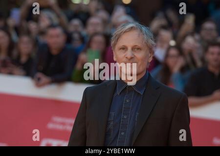 Italia, Roma, 18 ottobre 2024 - Roma 19° Festival del Cinema nella foto: Viggo Mortensen partecipa al Red carpet del Festival del Cinema di Roma per il film 'The Dead Don't Hurt' Photo © Fabio Mazzarella/sintesi/Alamy Live News Foto Stock