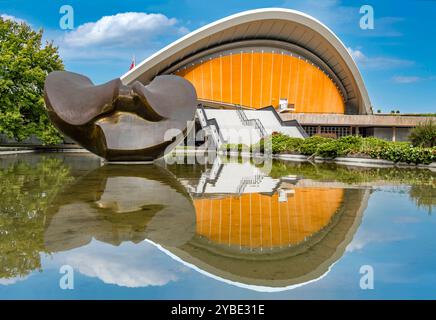 Berlino, Haus der Kulturen der Welt e scultura in bronzo Large Divided Oval-Butterfly di Henry Moore con riflessione sull'acqua - Berlino, 7 ottobre 2024 - Foto Stock