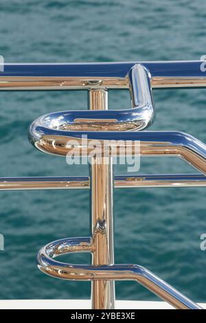 Ringhiere in acciaio inox lucidato su un superyacht. Foto Stock