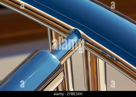 Ringhiere in acciaio inox lucidato su un superyacht. Foto Stock