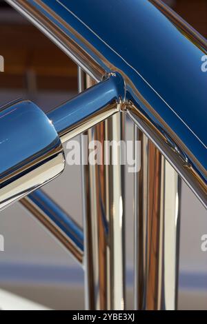 Ringhiere in acciaio inox lucidato su un superyacht. Foto Stock