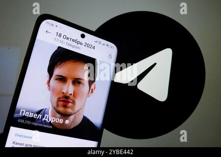 Un logo Telegram e una foto del profilo Pavel Durov visualizzati sullo schermo di uno smartphone Foto Stock