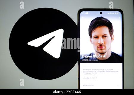 Un logo Telegram e una foto del profilo Pavel Durov visualizzati sullo schermo di uno smartphone Foto Stock