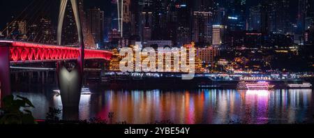 La vista notturna mozzafiato della grotta di Chongqing Hongya e del suo vivace quartiere commerciale l'ha resa una destinazione imperdibile per i turisti. Foto Stock