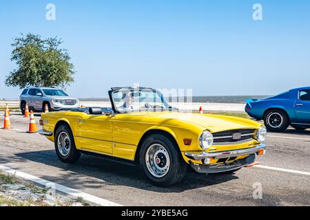 Gulfport, MS - 3 ottobre 2023: Vista dall'angolo anteriore ad alta prospettiva di una Triumph TR6 Convertibile 1975 in una mostra di auto locale. Foto Stock