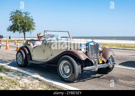 Gulfport, MS - 3 ottobre 2023: Vista dall'angolo anteriore ad alta prospettiva di una Roadster Convertibile MG TD del 1952 in una mostra automobilistica locale. Foto Stock