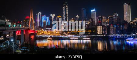 La vista notturna mozzafiato della grotta di Chongqing Hongya e del suo vivace quartiere commerciale l'ha resa una destinazione imperdibile per i turisti. Foto Stock