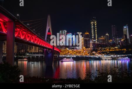 La vista notturna mozzafiato della grotta di Chongqing Hongya e del suo vivace quartiere commerciale l'ha resa una destinazione imperdibile per i turisti. Foto Stock