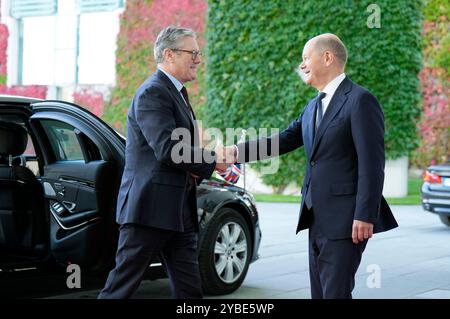 Keir Starmer und Olaf Scholz bei der Ankunft zum QUAD Treffen anlässlich des Besuchs des amerikanischen Präsidenten Joe Biden im Bundeskanzleramt. Berlino, 18.10.2024 Foto Stock