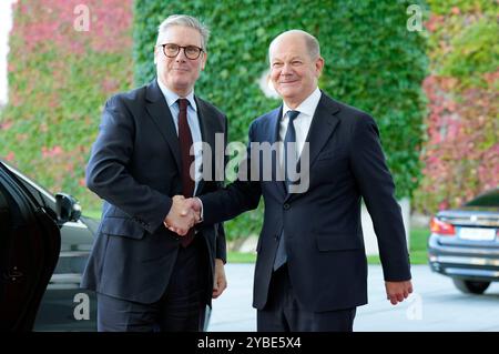 Keir Starmer und Olaf Scholz bei der Ankunft zum QUAD Treffen anlässlich des Besuchs des amerikanischen Präsidenten Joe Biden im Bundeskanzleramt. Berlino, 18.10.2024 Foto Stock