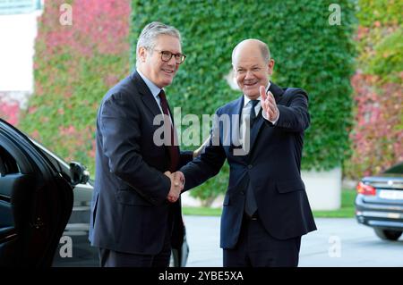 Keir Starmer und Olaf Scholz bei der Ankunft zum QUAD Treffen anlässlich des Besuchs des amerikanischen Präsidenten Joe Biden im Bundeskanzleramt. Berlino, 18.10.2024 Foto Stock