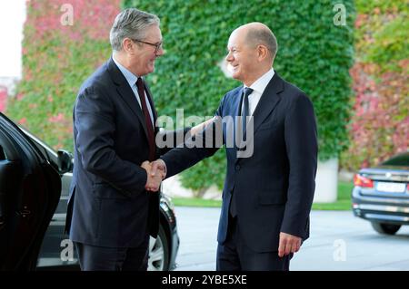 Keir Starmer und Olaf Scholz bei der Ankunft zum QUAD Treffen anlässlich des Besuchs des amerikanischen Präsidenten Joe Biden im Bundeskanzleramt. Berlino, 18.10.2024 Foto Stock