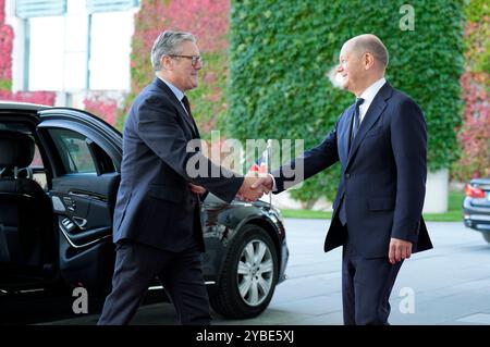 Keir Starmer und Olaf Scholz bei der Ankunft zum QUAD Treffen anlässlich des Besuchs des amerikanischen Präsidenten Joe Biden im Bundeskanzleramt. Berlino, 18.10.2024 Foto Stock
